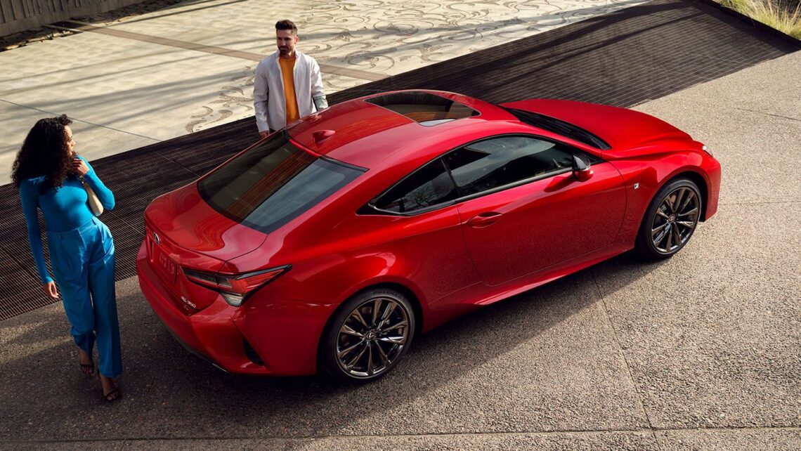 Couple walking near the Lexus RC 350